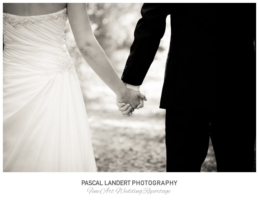 Das Hochzeitspaar hält sich