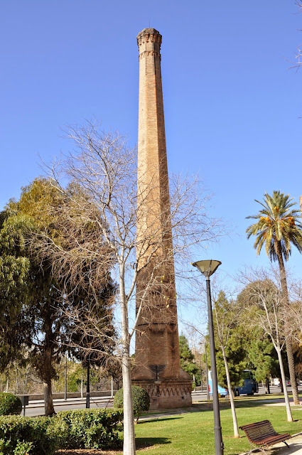 València, arena y cal: Chimeneas industriales de ladrillo.