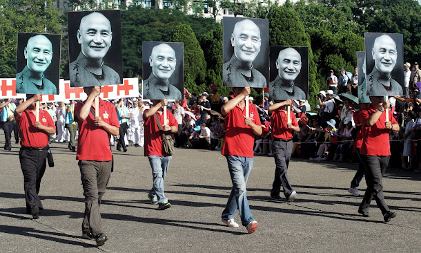 國民黨10日舉辦的國慶大會高舉孫文、蔣介石遺像。
