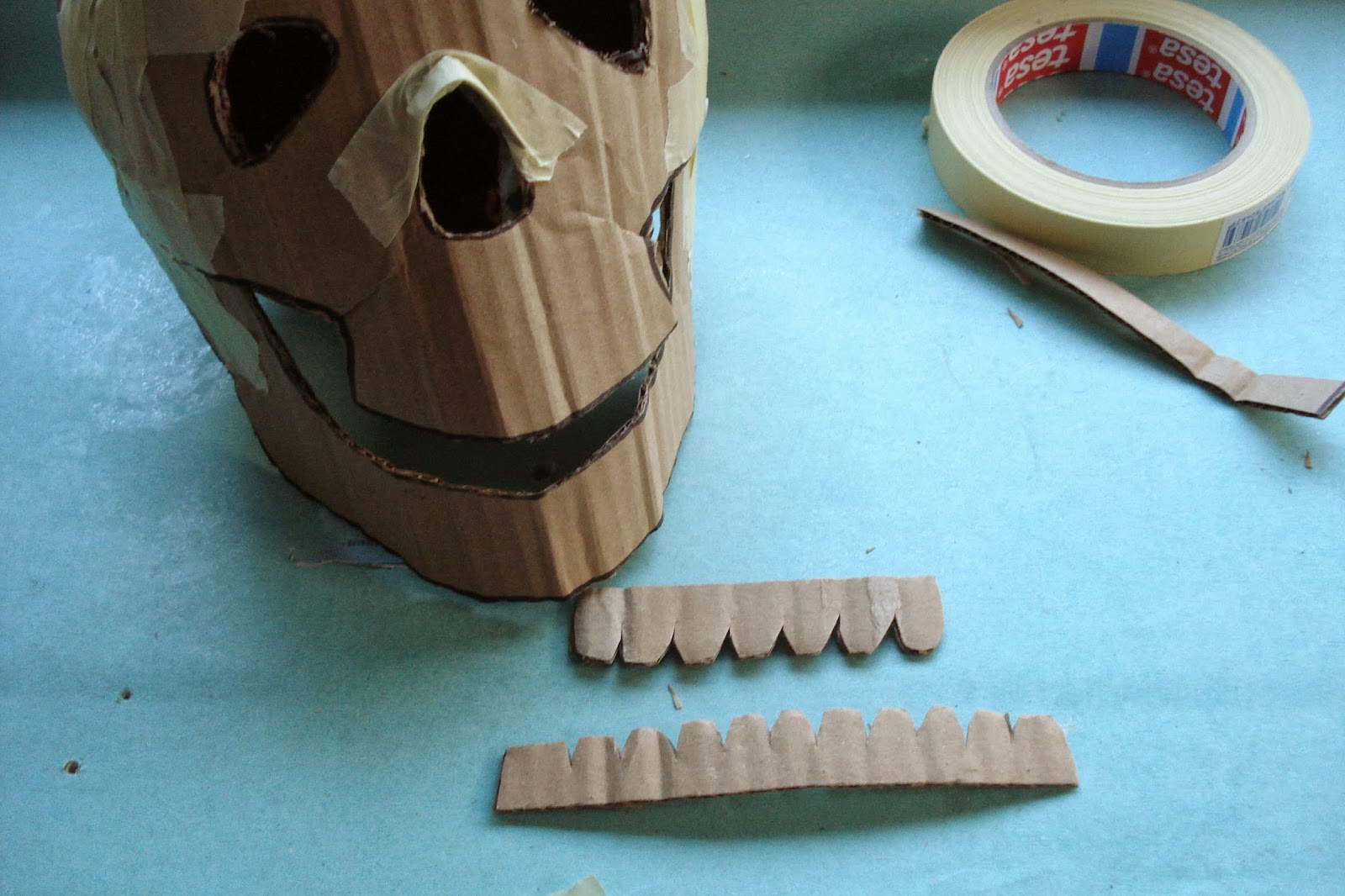 Plastische opvoeding (Y) Het maken van een schedel in papier maché.