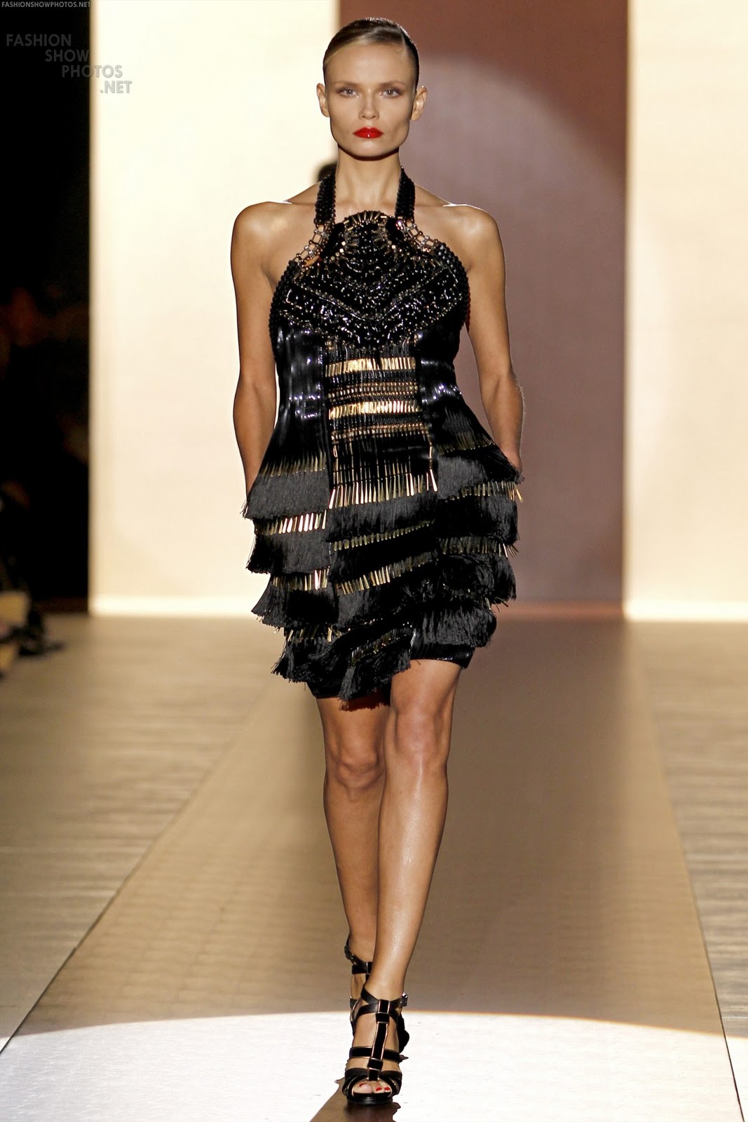 http://3.bp.blogspot.com/-GQoFxpJyi4Q/TWDR89TAMHI/AAAAAAAAJJM/K5C5Ve3svtY/s1600/Gucci+SS+2011+%25282%2529.jpg