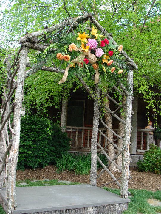 Throw a Rustic Wedding &amp; make a DIY Tree Cupcake Stand {tutorial