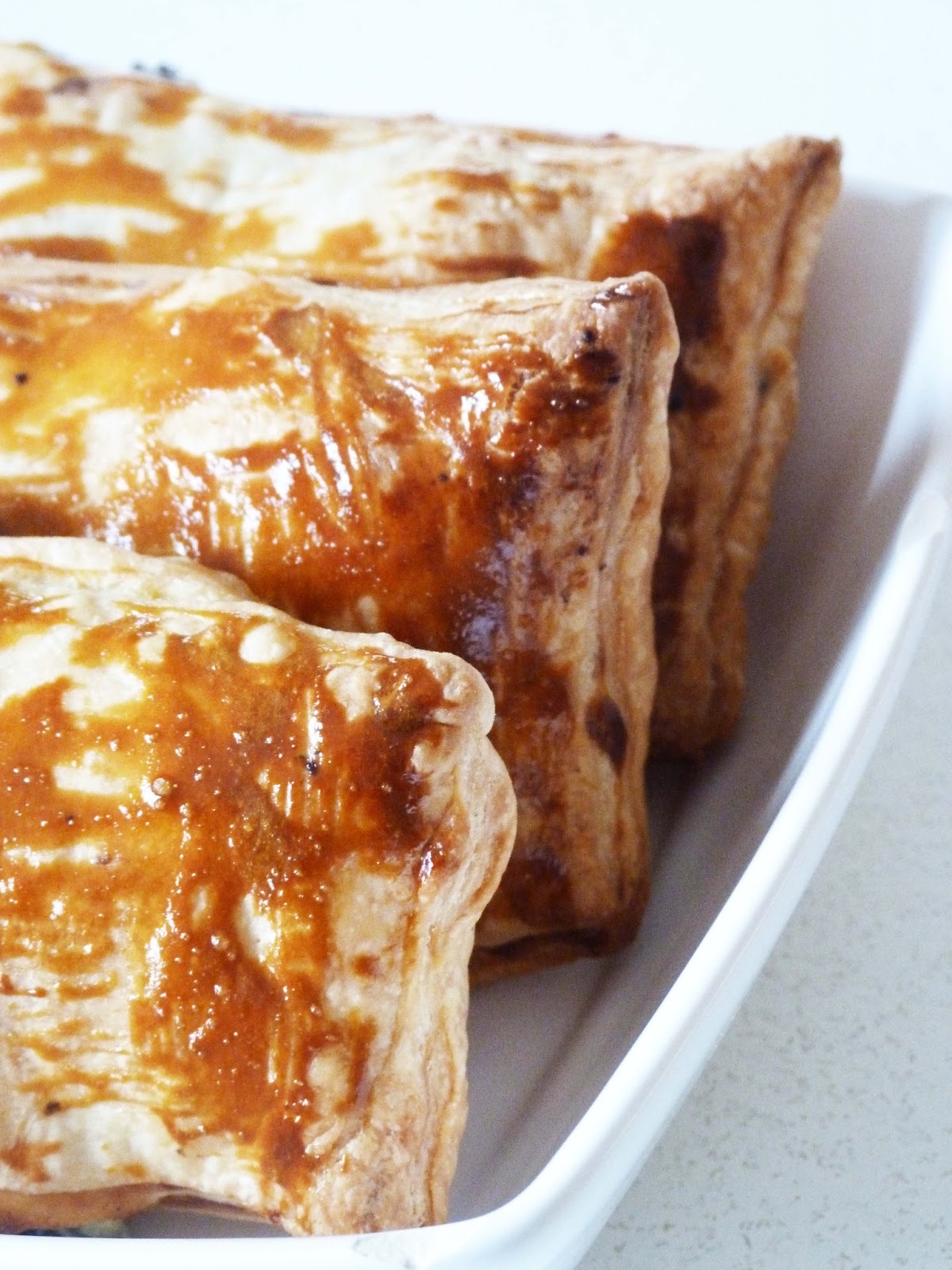 Le P'tit Grain de Sucre Il en reste un peuFeuilleté à la Crème Pâtissière et Copeaux de Chocolat.