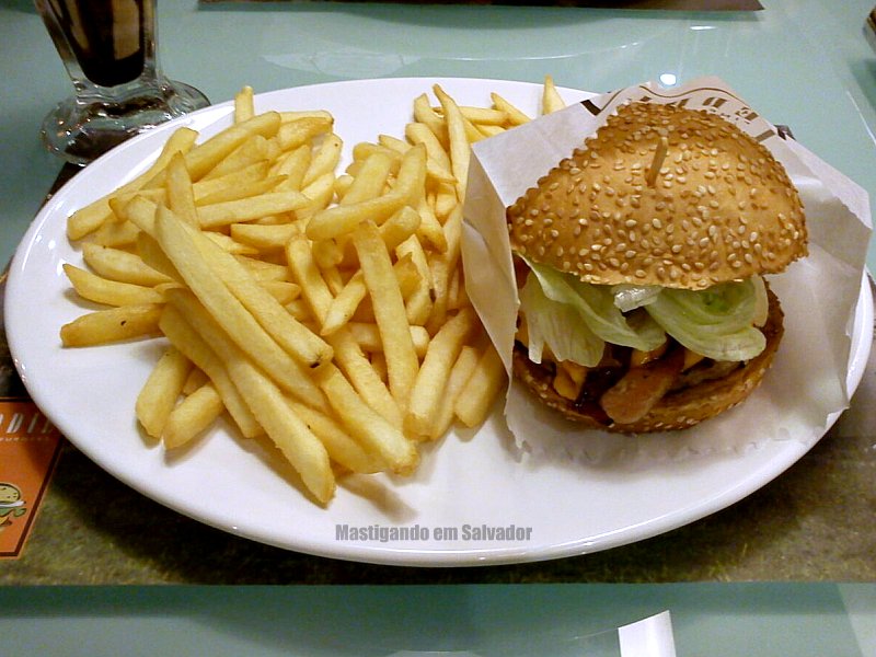 Eddie Fine Burgers [gr] Mastigando em Salvador