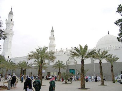 Di masjid madinah dibina pertama