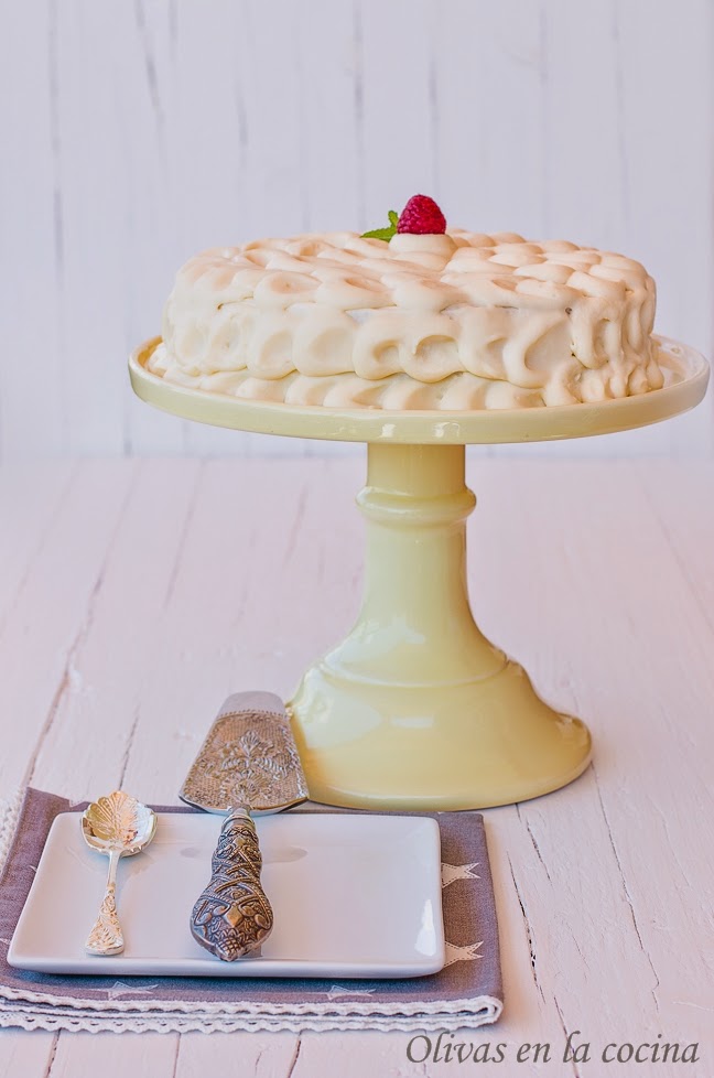 Tarta de trufa blanca con mermelada de frambuesas