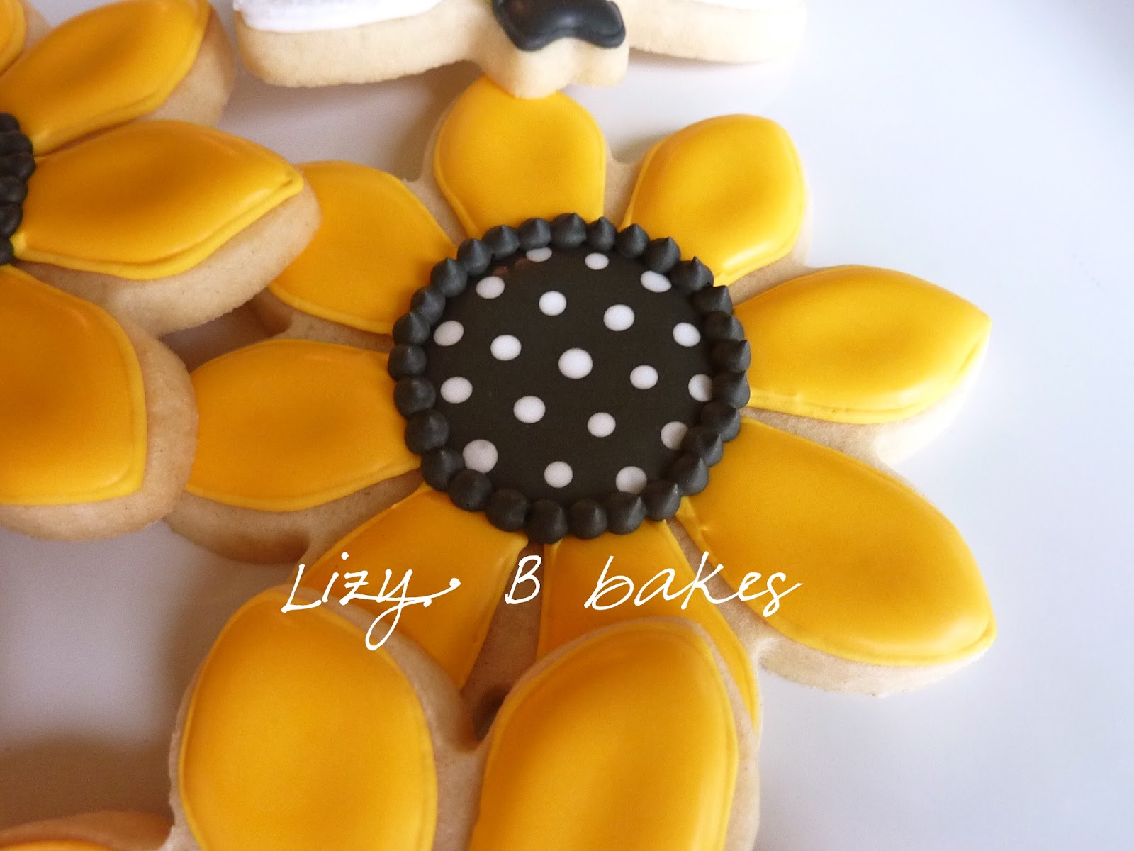 Lizy B Sunflower Cookies! A Perfect Petal Tutorial!