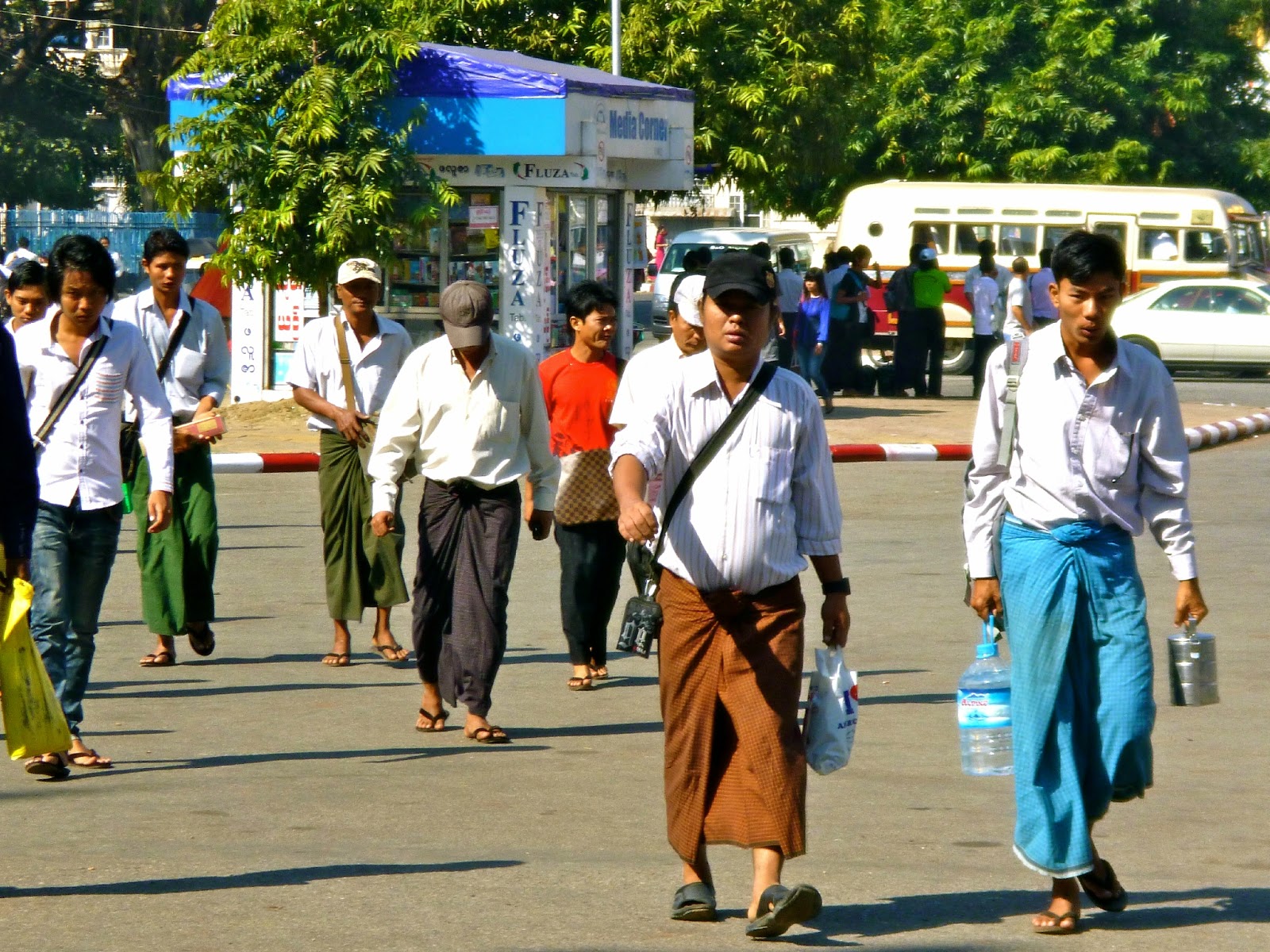 Résultat de recherche d'images pour "longyi myanmar"
