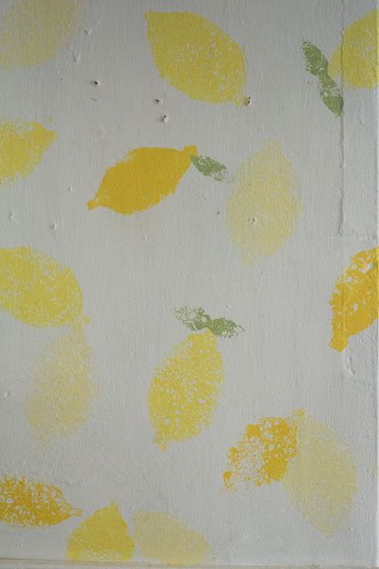 lemon print, sponge print, faux wallpaper, paint, DIY, lemon stamp, stamp wallpaper, wallpaper