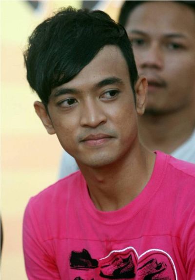 ctnhoney: Penyanyi Tomok Muntah Darah