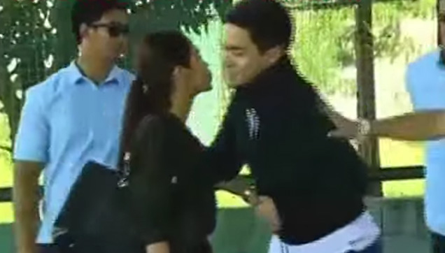 Alden Richards was caught being pushed by Tinidora while greeting Maine with a beso.