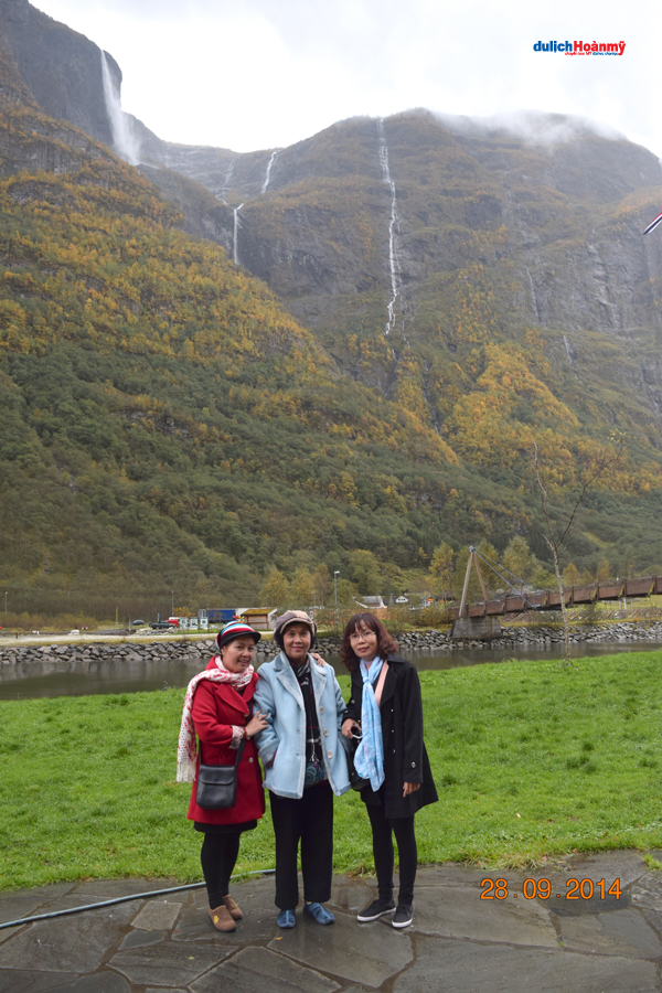 [Image: emmongchomuathu_03.jpg]