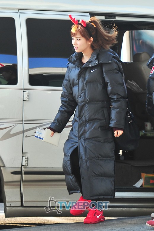 [PIC][24-12-2012]SNSD khởi hành đi Nhật Bản vào sáng nay + 8 thành viên đeo bờm giáng sinh trước sân bay + Sunny vắng mặt vì ốm %EA%B3%B5%ED%95%AD+(15)