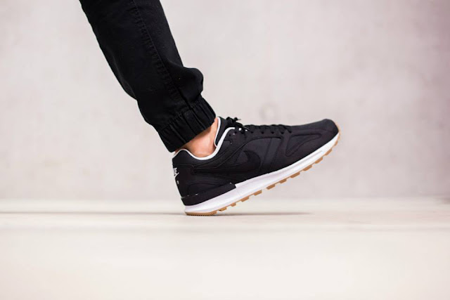 nike air pegasus black and white