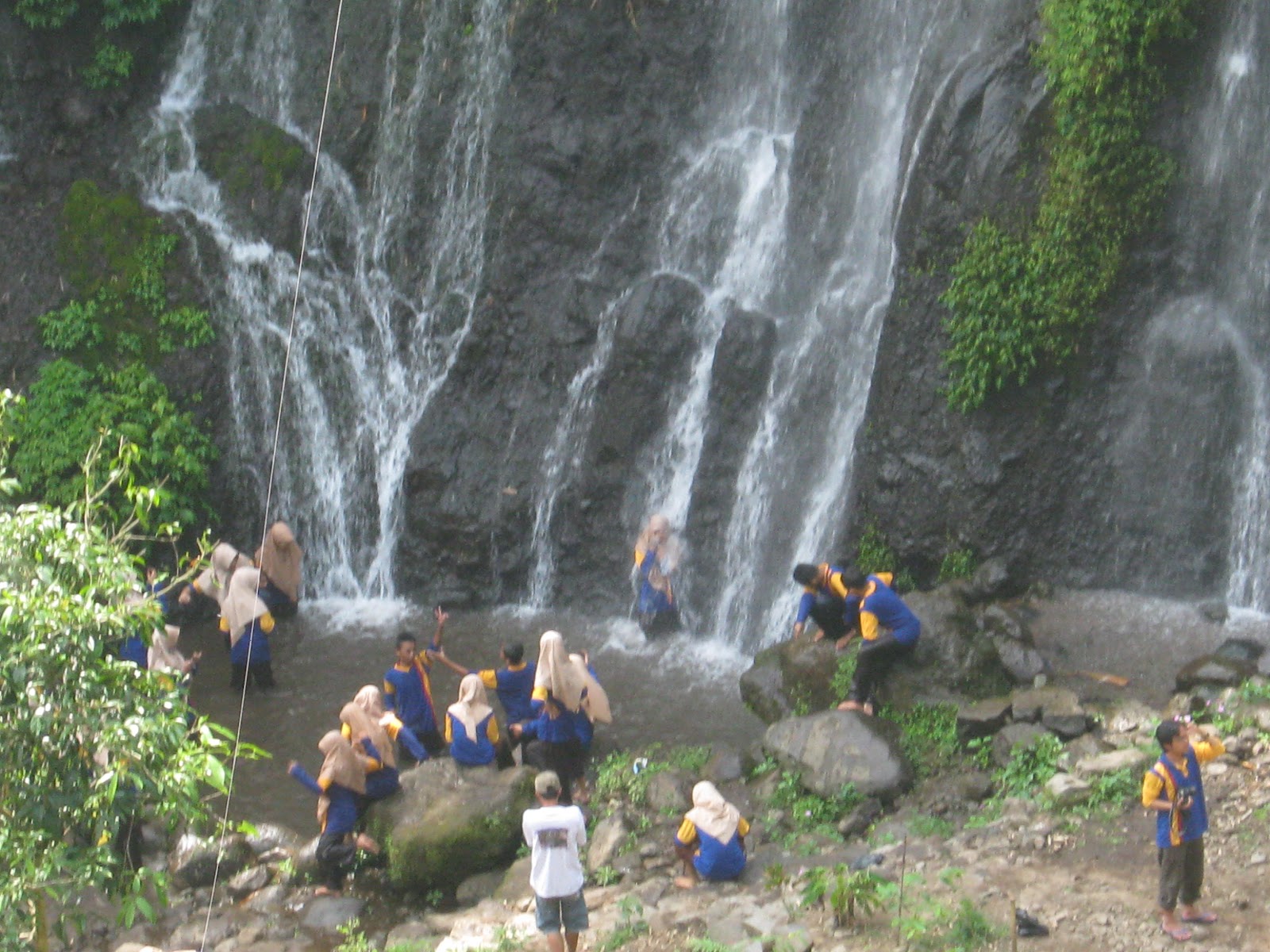 foto pengantin jawa timur air terjun 