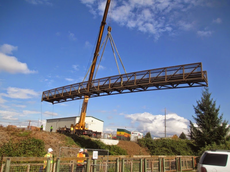 Editorials from Theslowlane: Bridge for Bellingham bike trail hoisted into place