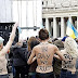 Militantes do Femen tiram a roupa em missa do Papa