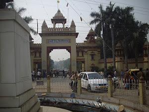 Cycle tour of Varanasi. At "Benaras Hindu University".(Thursday 10-11-2011).