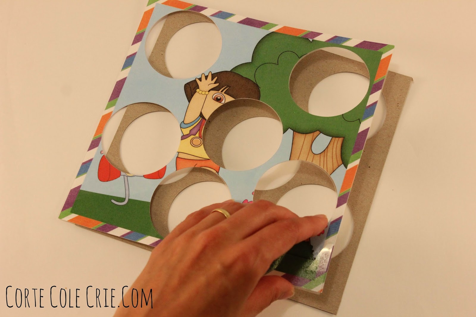 Corte Cole Crie: Como fazer um quebra-cabeça com tampa de papinha e um kit  Digital