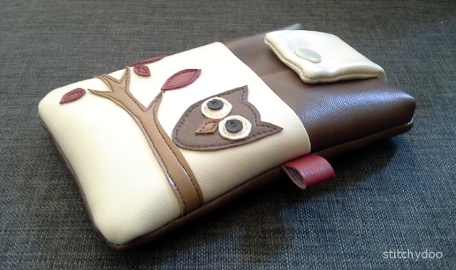Tasche fürs Seniorenhandy aus Kunstleder mit Eulen-Applikation Tasche fürs Seniorenhandy aus Kunstleder mit Eulen-Applikation