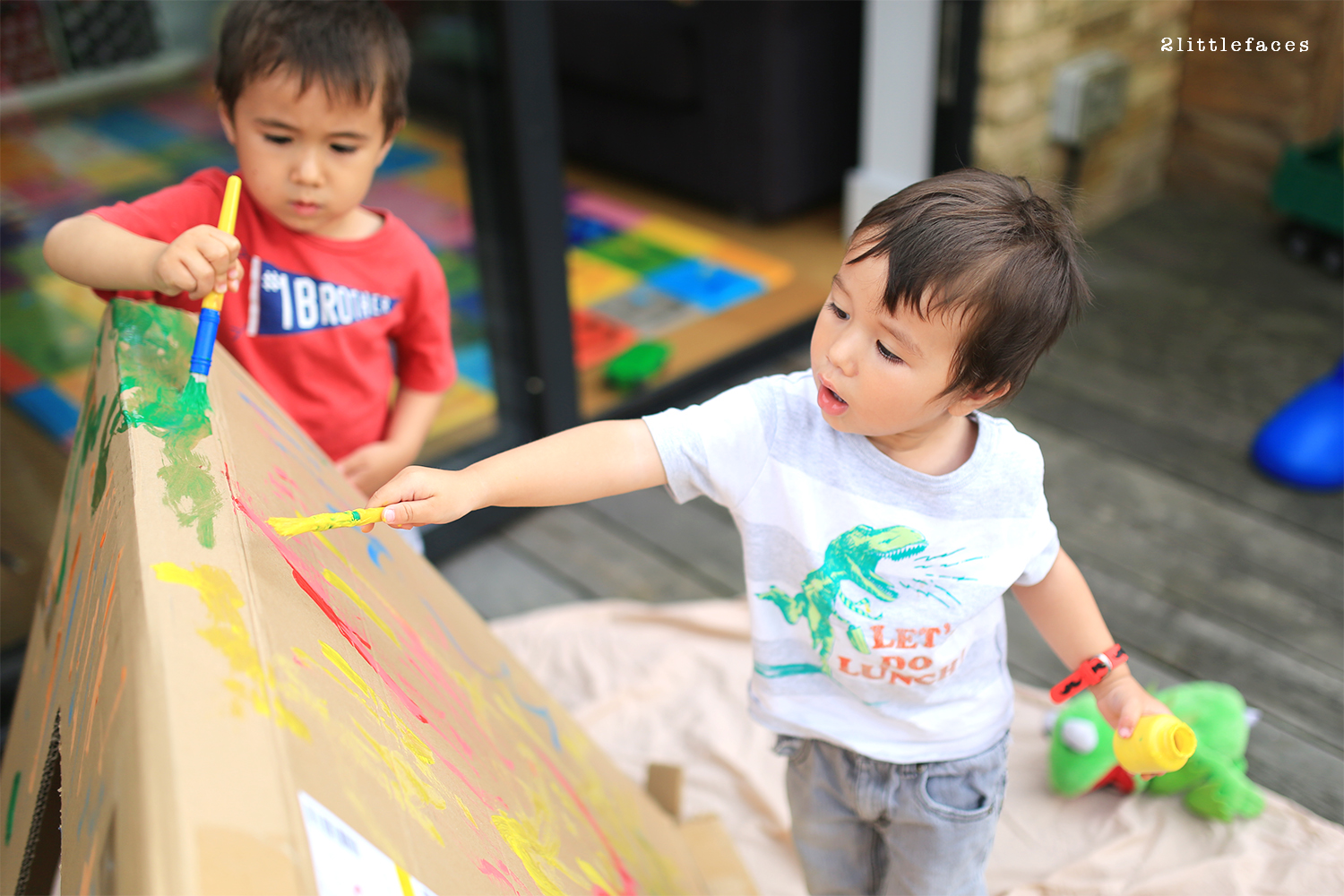 2 Littlefaces DIY Cardboard Box Tent