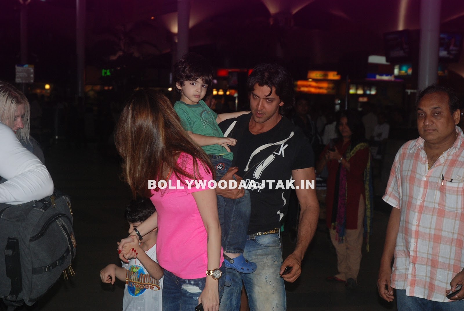 - Hrithik & Suzanne Roshan with kids snapped at airport