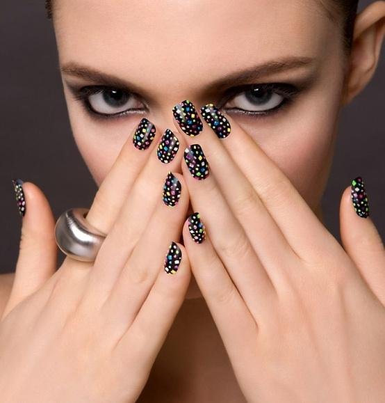 uñas oscuras cortas