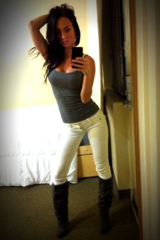 Молодая брюнетка домашние фото - 11 фото