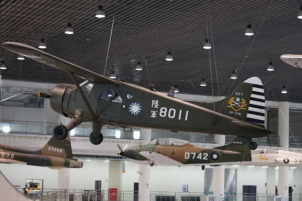 空軍官校旁的航空教育展示館,每日8時至下午17時營業,館內以懸吊方式展示多架歷史戰機。 空軍官校旁的航空教育展示館,每日8時至下午17時營業,館內以懸吊方式展示多架歷史戰機。