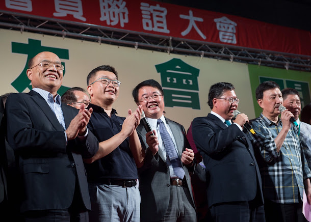 民進黨新北市黨部主委余天(右2),今晚也來為吳秉叡站台,眾人大合唱一曲「你是我的兄弟」。 民進黨新北市黨部主委余天(右2),今晚也來為吳秉叡站台,眾人大合唱一曲「你是我的兄弟」。