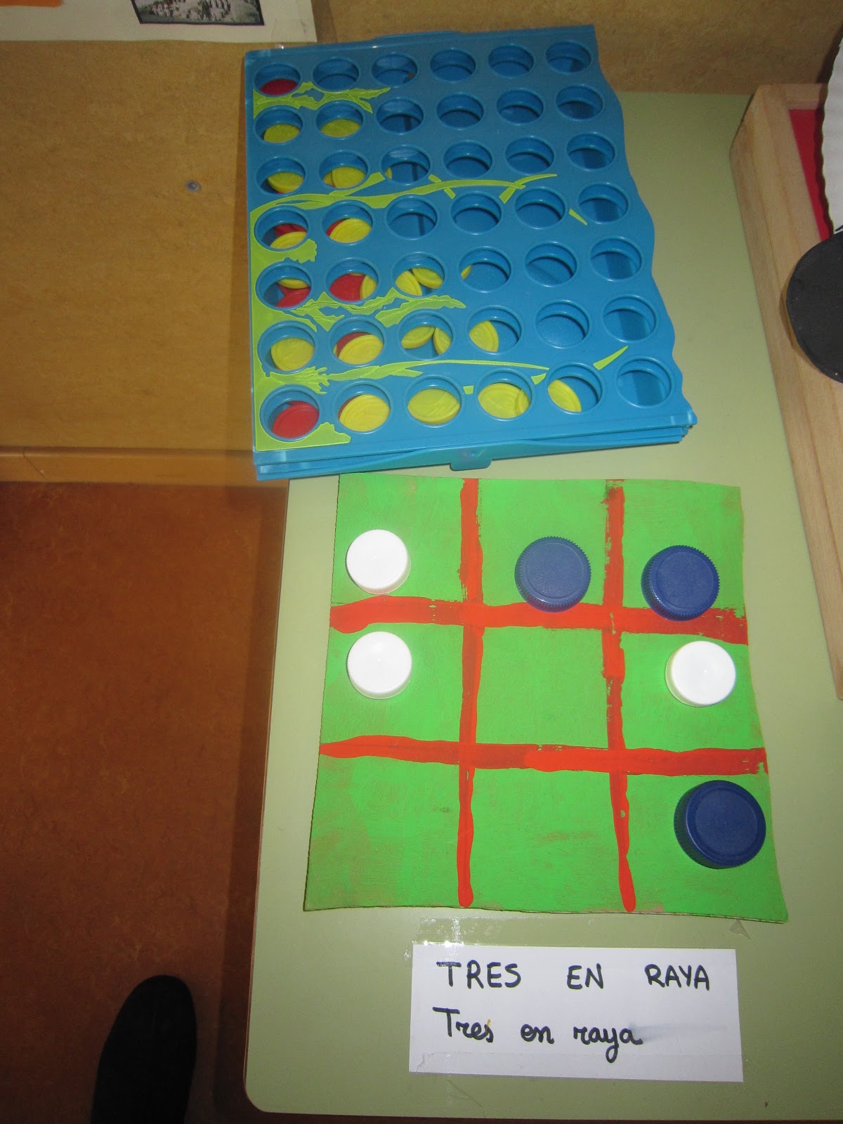 tres en raya con material reciclado