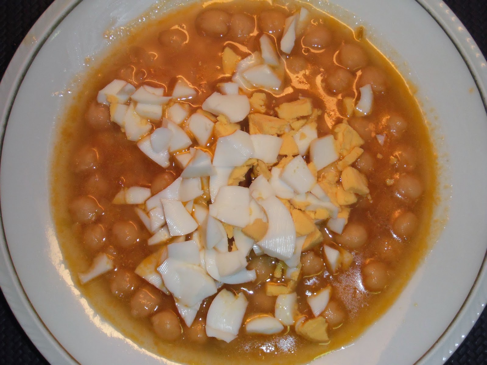 La familia en la cocina Garbanzos guisados con huevo duro