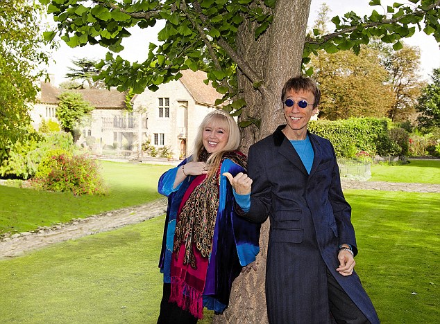 Close Robin Gibb With Wife Dwina Gibb And Son At Their Home In Oxfordshire
