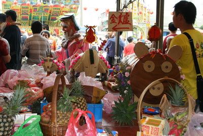 有些寺廟早已改用創意水果豬、麵線羊獻祭祀，反而讓信徒覺得更有文化、也更有善心。(圖/台灣動物社會研究會提供)