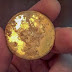 Pareja halla miles de monedas de oro         
