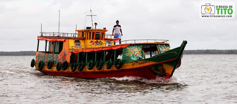 Embarcação navega através da baía de Marapanim, entre Marudá e Algodoal, no Pará 