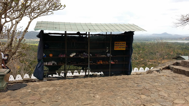 Depósito de calzado en Dambulla (Sri Lanka) Depósito de calzado en Dambulla (Sri Lanka)