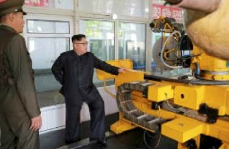北韓主動公佈的8月23日金正恩參訪北韓的國防科學院化學材料研究所的31張照片裡,一張站在可以製作碳纖維的數值控制(CNC)工具機前,日本軍事專家都指這台黃色的碳纖維工具機是從台灣來的。
北韓主動公佈的8月23日金正恩參訪北韓的國防科學院化學材料研究所的31張照片裡,一張站在可以製作碳纖維的數值控制(CNC)工具機前,日本軍事專家都指這台黃色的碳纖維工具機是從台灣來的。