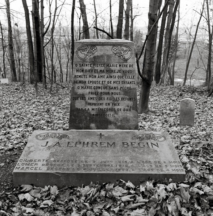 LE TEMPS QUI FUIT/1 (Argentique) Cimetière NotreDame de Belmont (Québec)