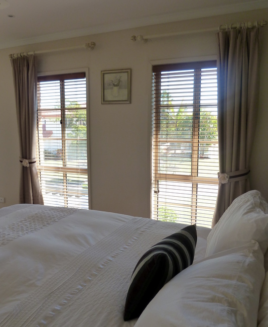 Stylish Settings Linen Pleats And Gardenias