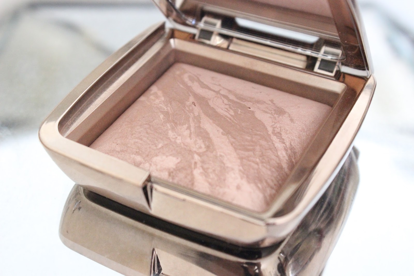 Hourglass Ambient Lighting Bronzer Radiant Bronze Light a little