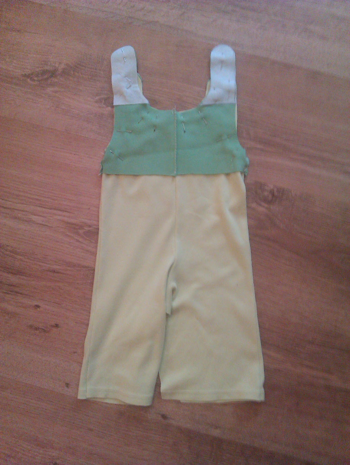 Ribbons and Bibbons Tutorial for jersey dungarees (with pattern size 3m)