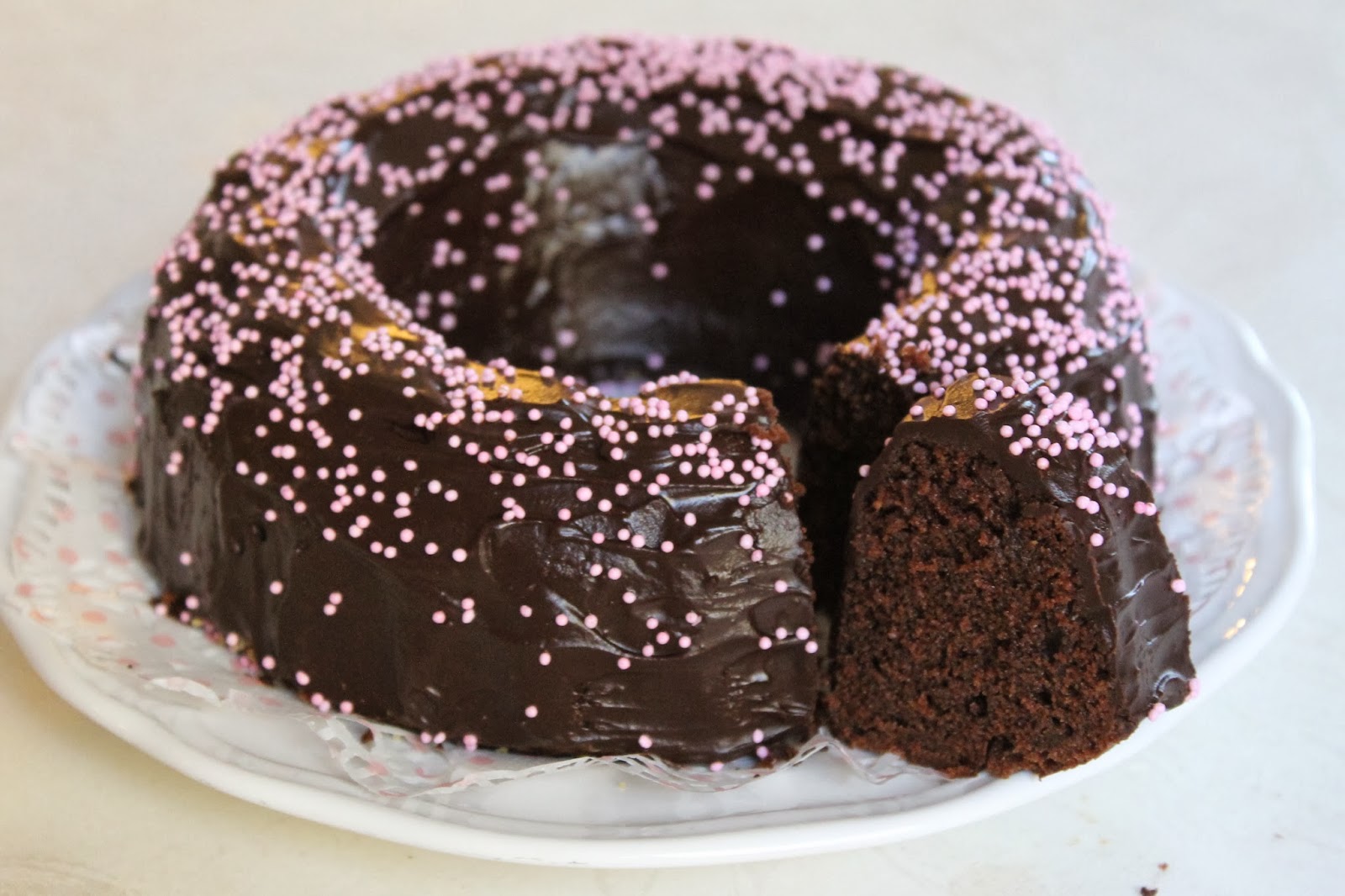 Tarun Taikakakut Suklaakakku suklaakuorrutuksella