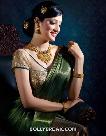 Richa panai in green sari - Richa panai Hot Pics in Saree