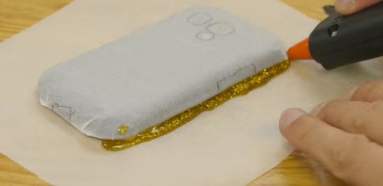Making A Diy Phone Case Using Only A Glue Gun Diy Craft Projects