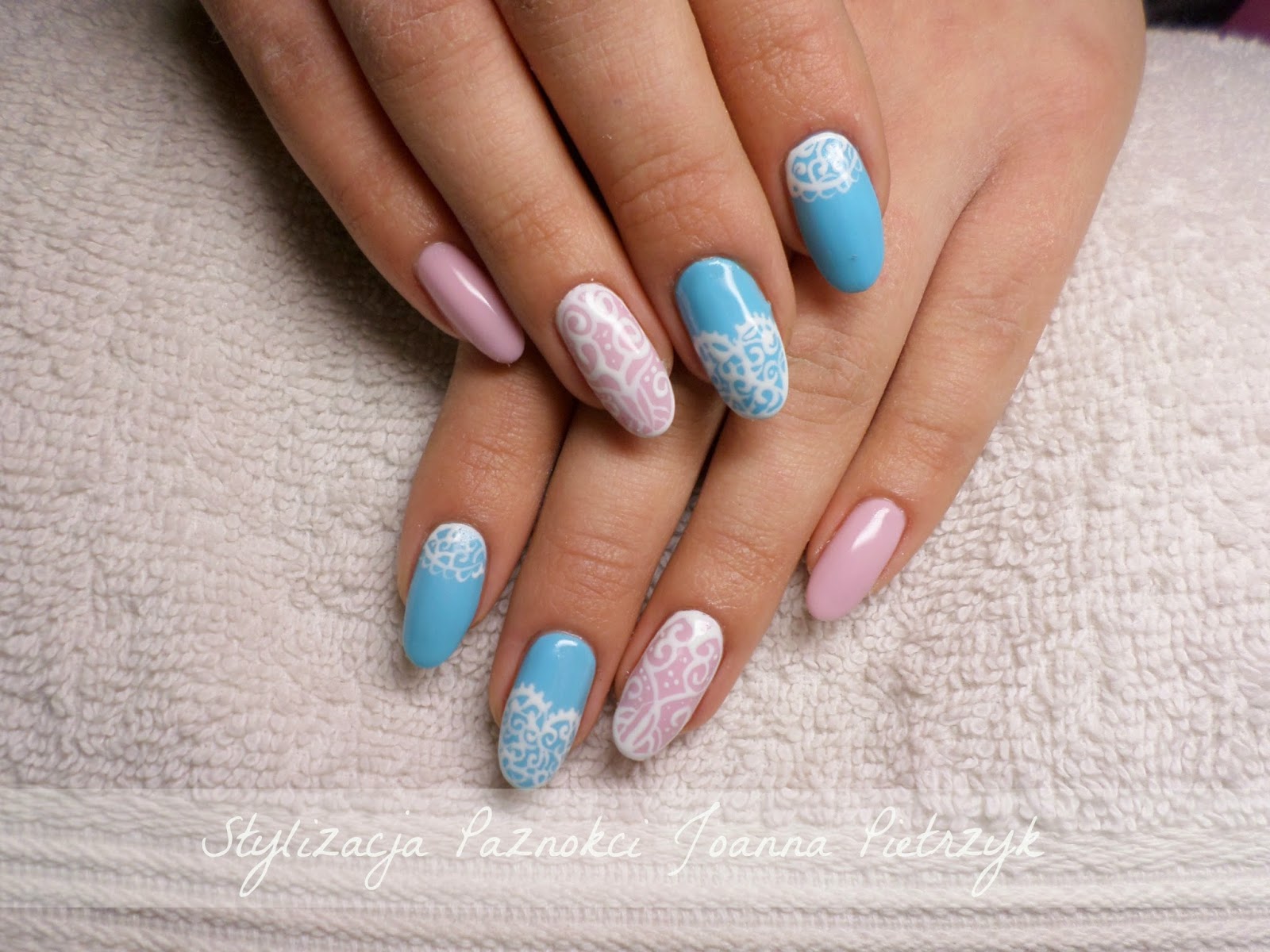 Stylizacja Paznokci Niebieskie Migdalki Z Koronka