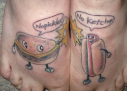 tatuaje de hamburguesa y hot dog