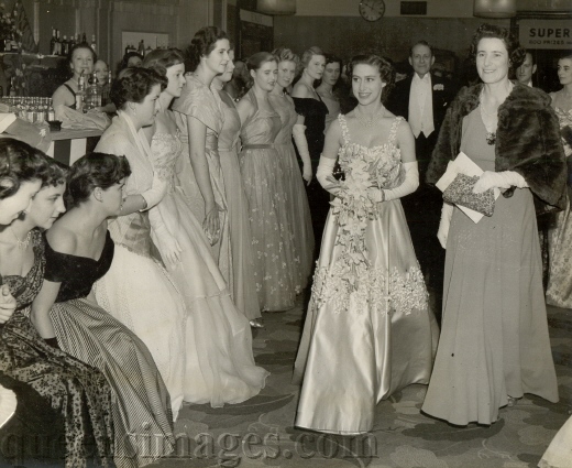 Days Of Majesty Royal Curtsy