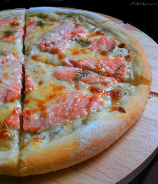 Domowa Pizza z Łososiem na Sosie Koperkowym - Przepis - Słodka Strona