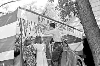Decorating+a+car+for+the+Fourth+of+July+parade.+Vale,+Oregon,+1941.jpg